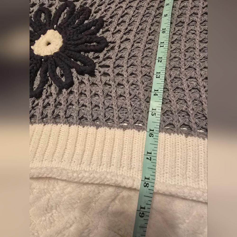 POL Gray Open-Knit Scoop Pullover with White Trim and Black Daisy. Size S - Picture 5 of 8
